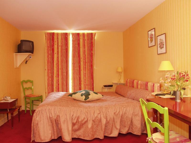 Logis Hotel O En Couleur Oucques-la-Nouvelle ภายนอก รูปภาพ