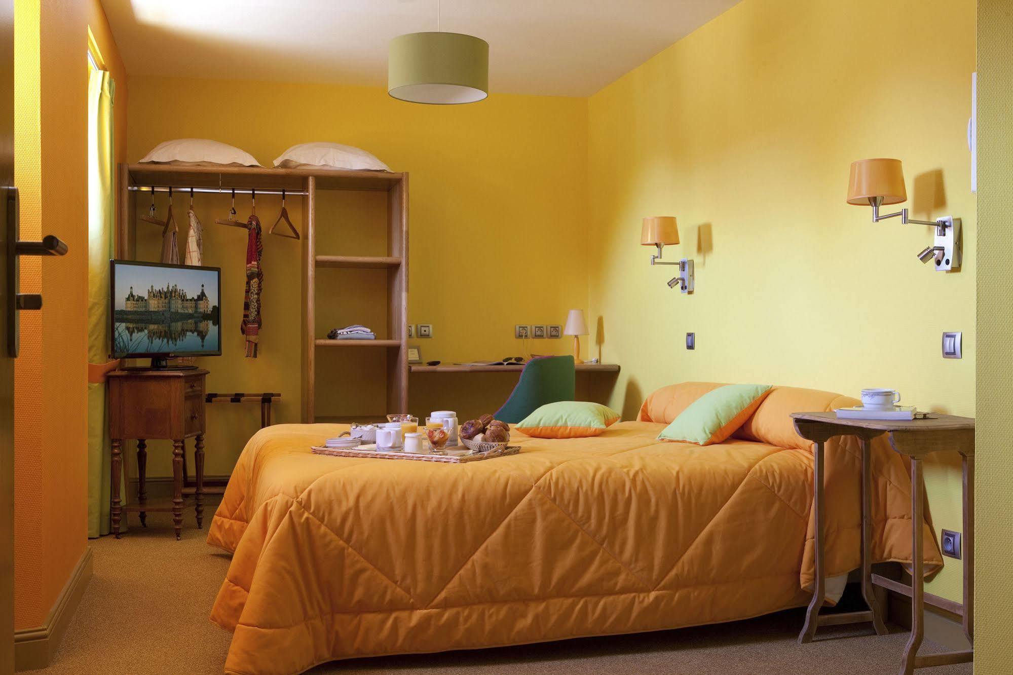 Logis Hotel O En Couleur Oucques-la-Nouvelle ภายนอก รูปภาพ